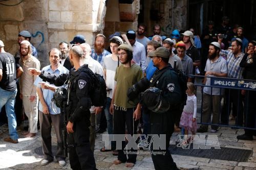18 Palestinians injured in clashes with Israel force at Al-Aqsa mosque compound - ảnh 1